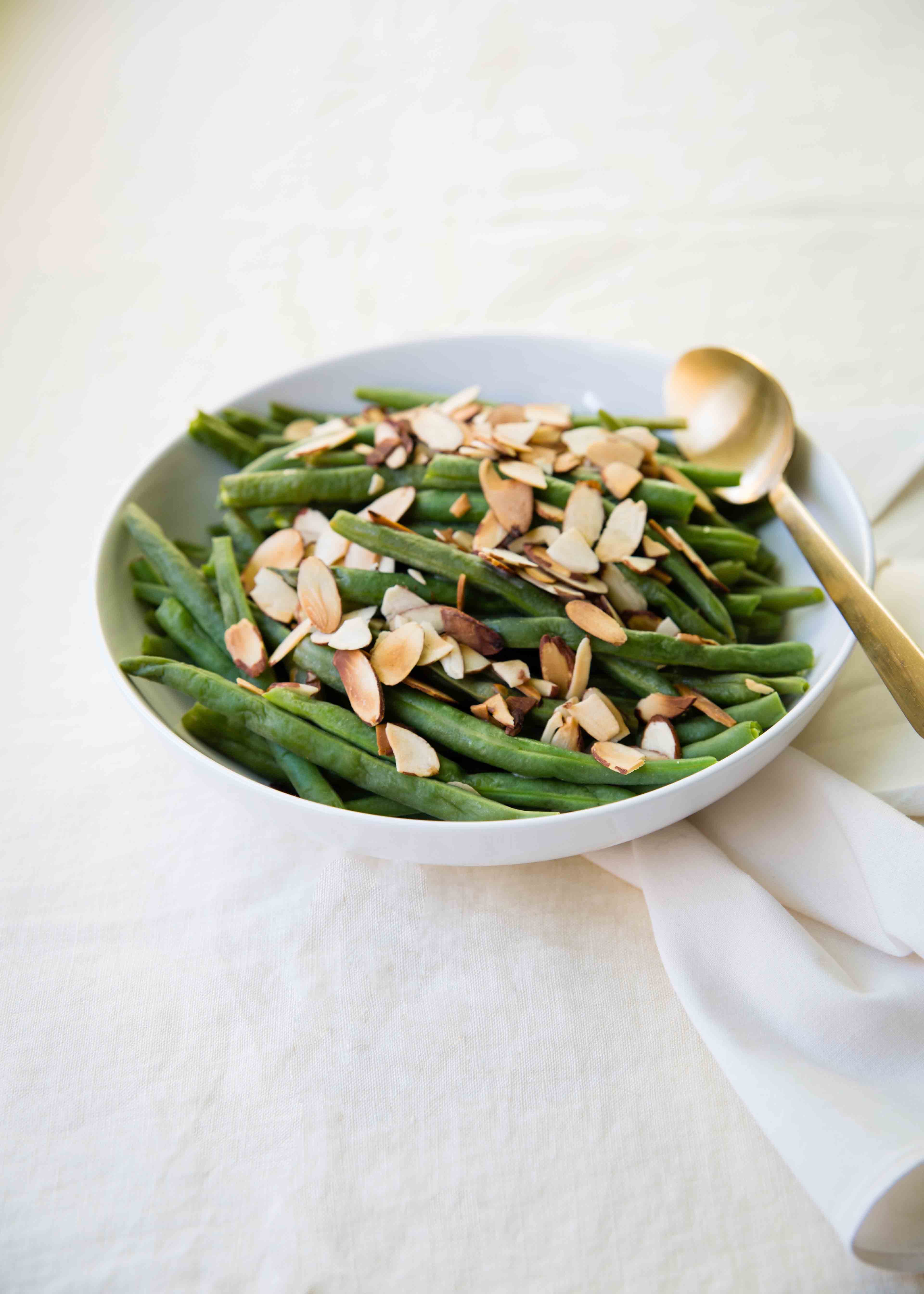 Jazz up green beans with this easy technique of bringing lemony flavor to Lemon Green Bean Almondine - anneliesz